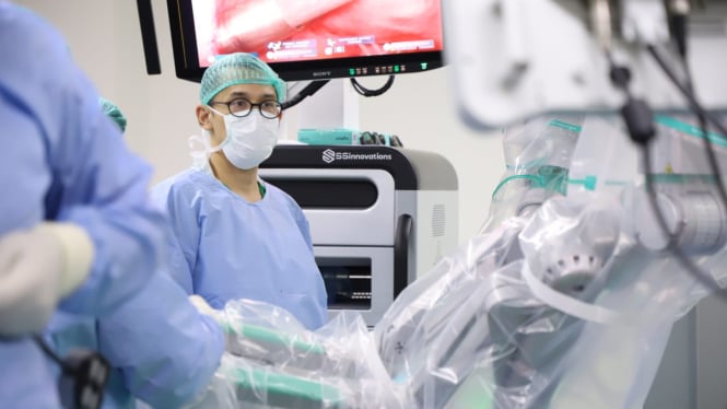 https://thumb.viva.co.id/media/frontend/thumbs3/2025/04/30/681240b51543e-robotic-surgery-system_665_374.jpeg