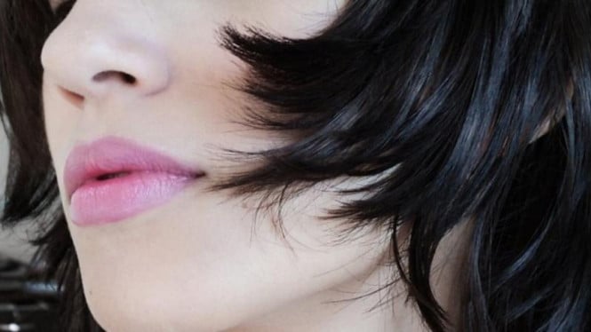 Trend Filler Bibir Berubah: Mengapa Bibir Overfilled Kini Ditolak dan Alternatif Natural yang Dokter Sembunyikan