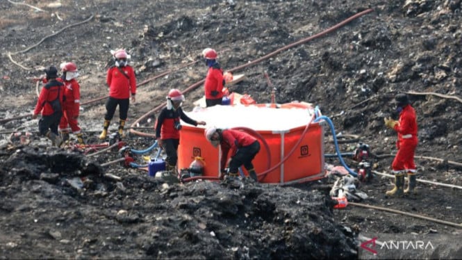 TPA Jatiwaringin Terbakar Lebih Seminggu: Asap Mematikan, Warga Mengungsi — Mengapa Pemerintah Belum Bisa Padamkan Api?