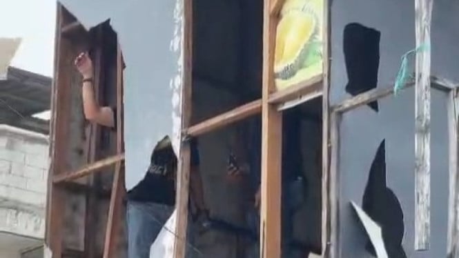 Sehari Setelah Penggerebekan Narkoba, 3 Orang Ditembak dan Ditikam di Kampung Ambon — Polisi Kejar Pelaku!